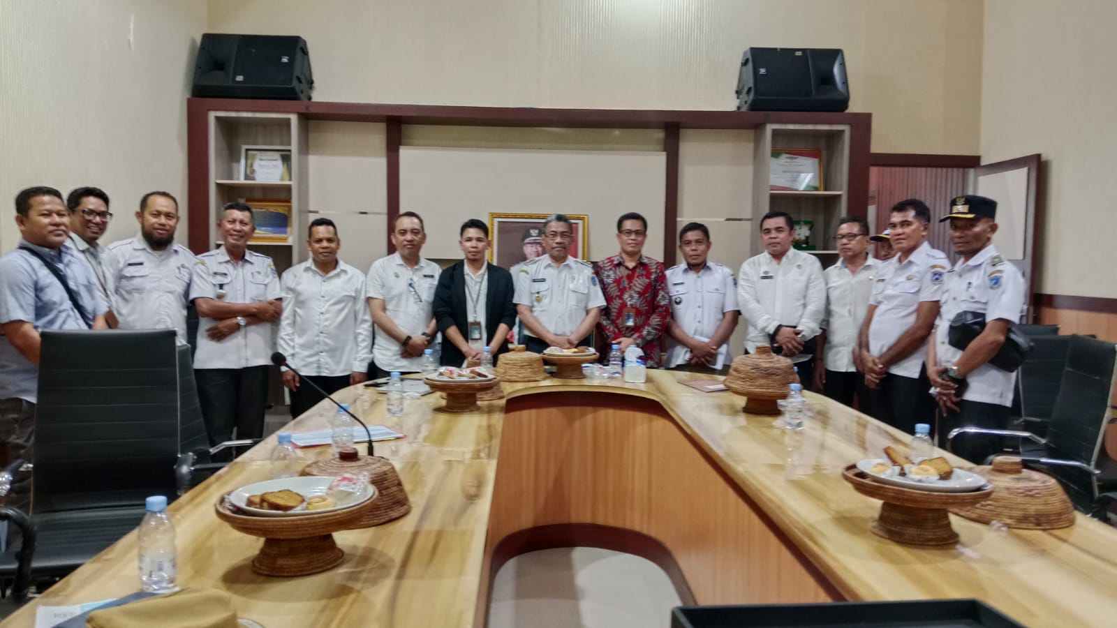 Bersama PLN, Plt Bupati Muna Percepat Pemasangan Jaringan Listrik di Dua Kecamatan