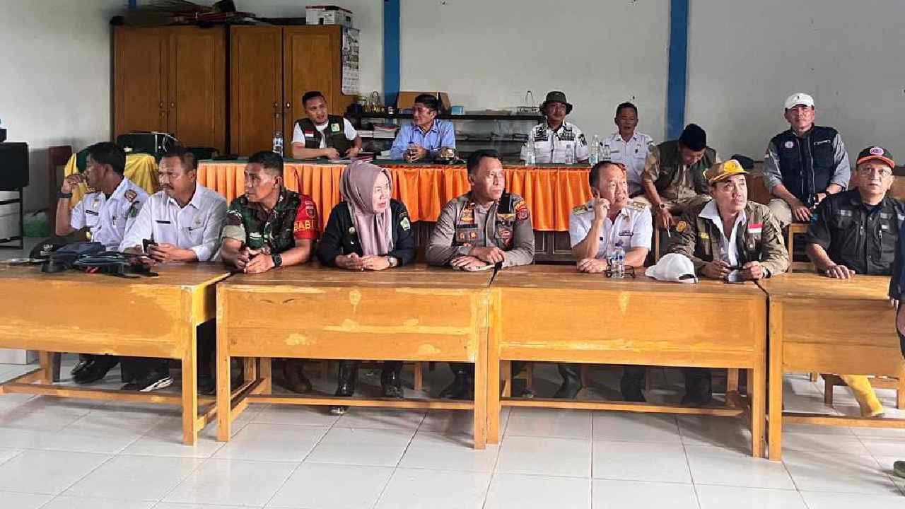 Harmin Ramba Kunjungi Warga Desa Langgonawe Konawe Terdampak Banjir