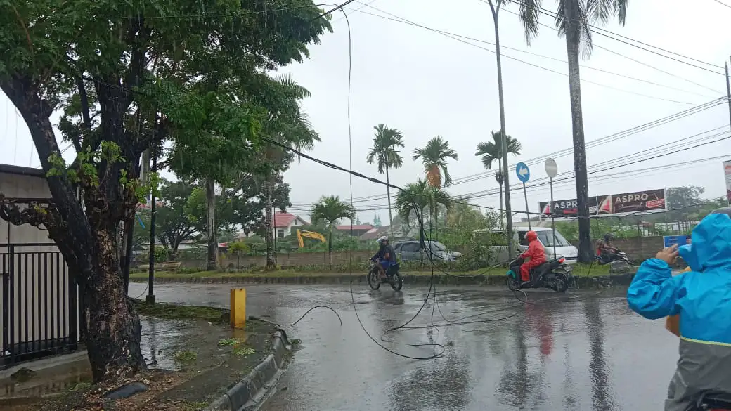 Kabel PLN Berserakan di Jalan Kota Kendari Bahayakan Pengendara