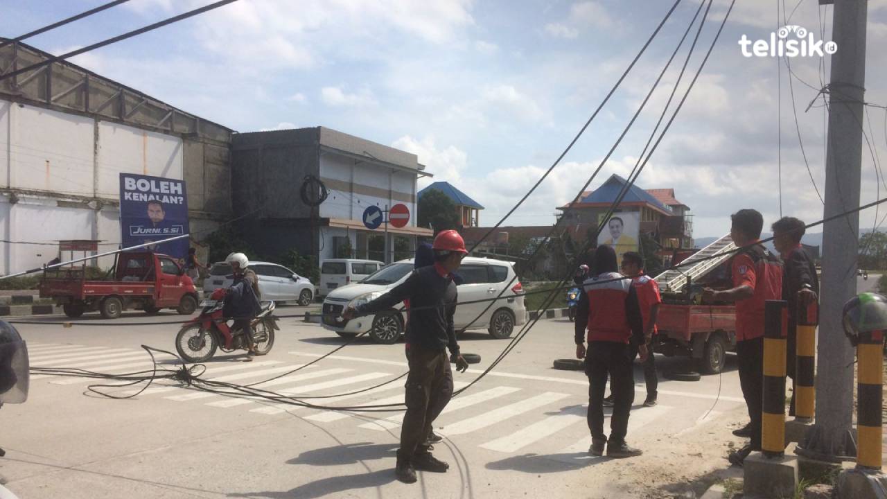 Kabel Telkom Melintang di Ruas Jalan HEA Mokodompit Timbulkan Kemacetan