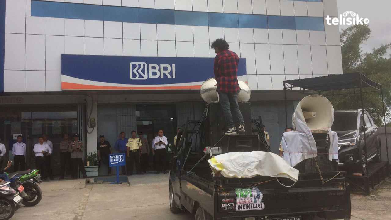 Kantor BRI Cabang Kendari Bypass Digeruduk Massa Terkait Dugaan Penarikan Dana Nasabah