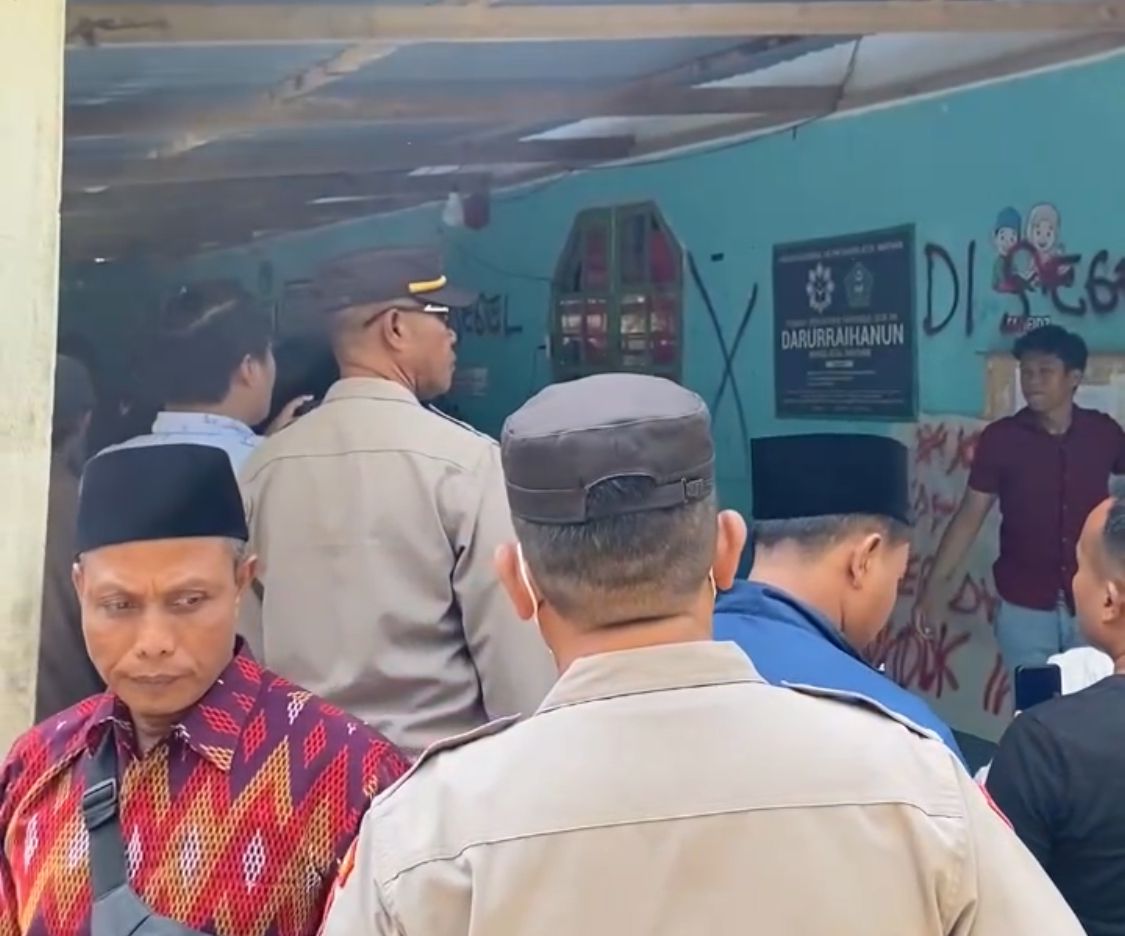 Keluarga Santri yang Hilang Segel Pesantren di Konawe Selatan