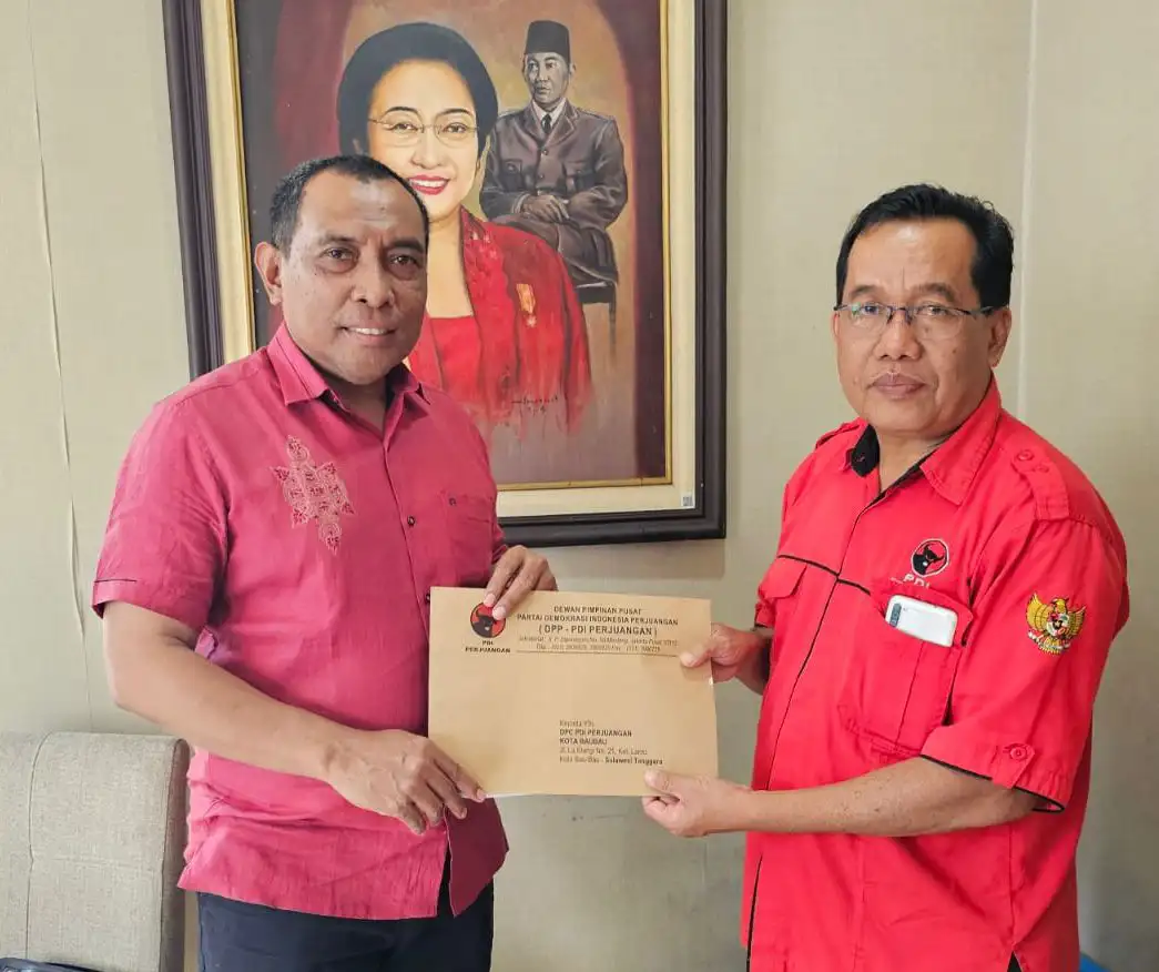 La Ode Ahmad Monianse Terima Surat Tugas dari PDIP Sebagai Bakal Calon Wali Kota Baubau