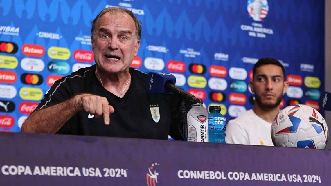 Marcelo Bielsa Bela Bentrok Pemainnya dengan Suporter Kolombia dan Tuding Penyelenggara Bohong