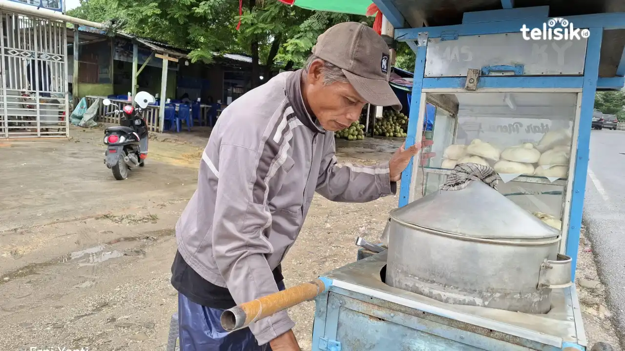 Pantang Menyerah, Lansia di Kendari Ini Jualan Bakpao Keliling di Usia Senja