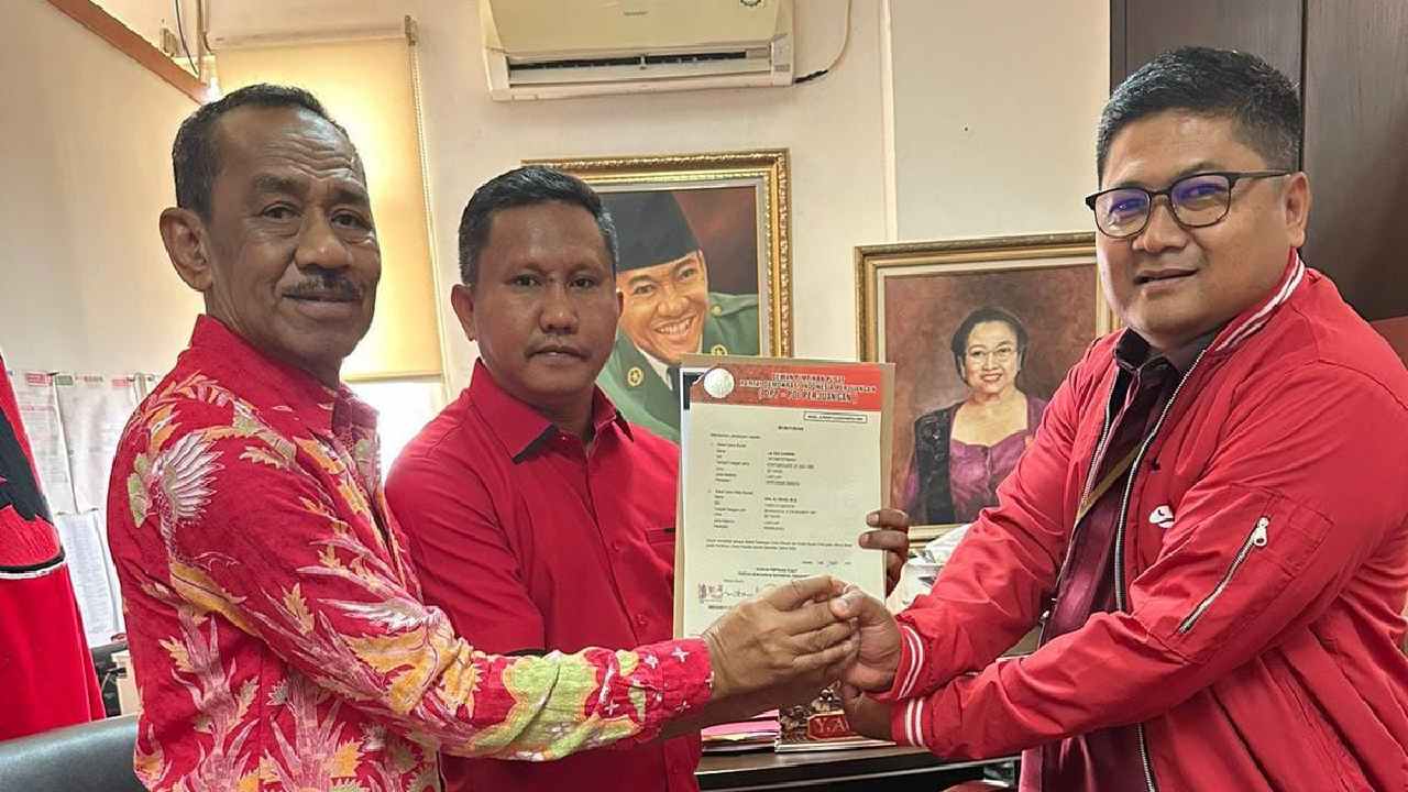 Paslon Bupati Muna Barat La Ode Darwin-Ali Basa Resmi Terima B1KWK dari PDIP