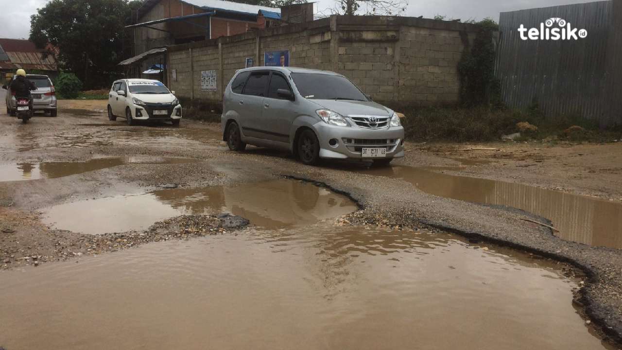 Pengendara dan Warga Keluhkan Jalan Haji Latama Bunggulawa Kendari Rusak Parah dan Berlubang