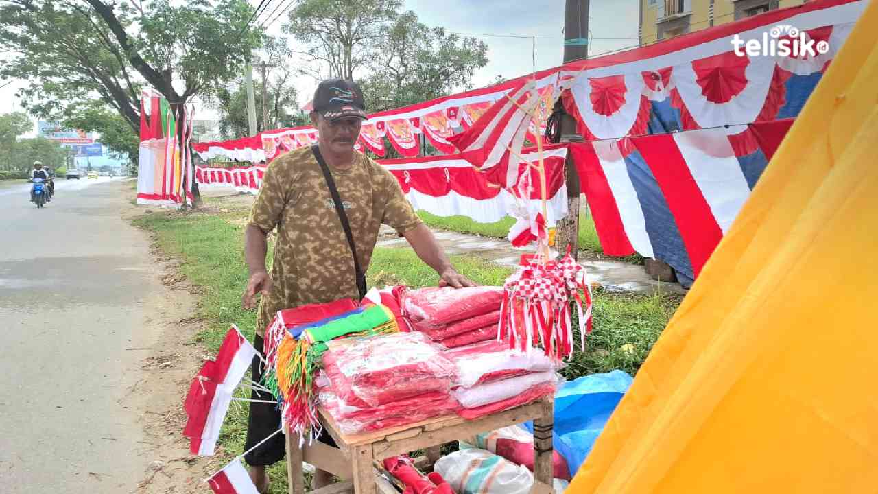Penjual Musiman Bendera Merah Putih di Kendari Mulai Menjamur Jelang HUT