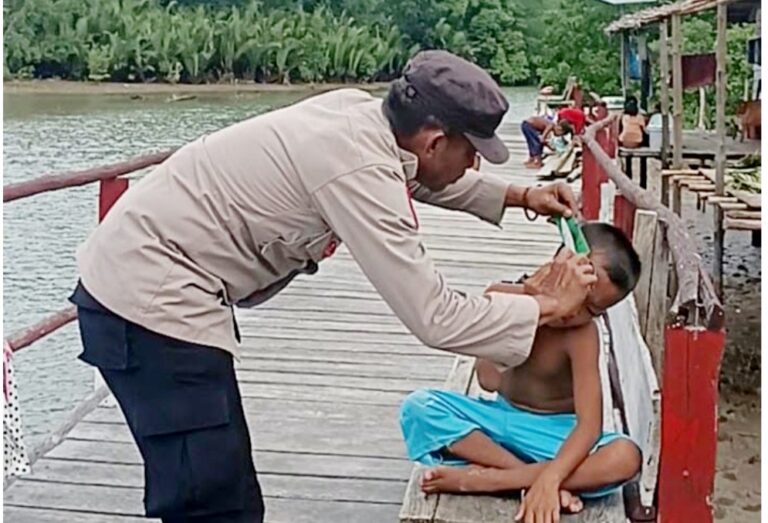 Polisi Ini Beri Layanan Cukur Gratis Bagi Warga di Bajo Buton