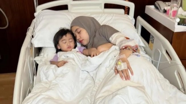 Ria Ricis Dilarikan ke Rumah Sakit Akibat Keracunan Makanan, Sikap Moana Bikin Haru Netizen