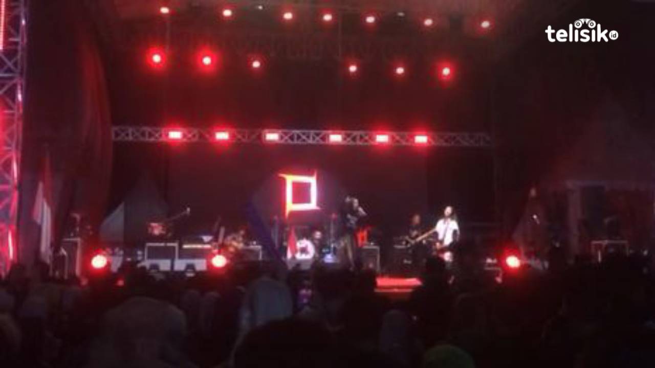 Ribuan Orang Ramaikan Konser Kotak Band di Kendari, Penonton Histeris