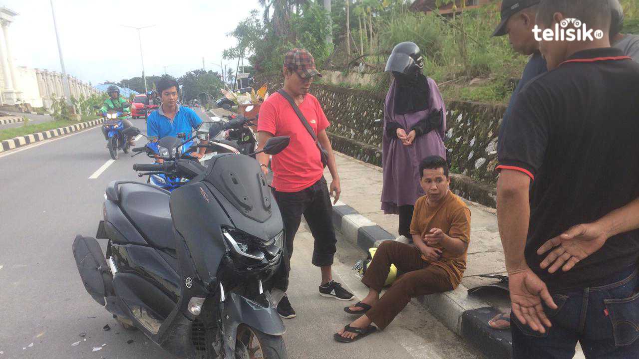 Seorang Pengendara Motor Metik di Kendari Menabrak Mobil Pick Up