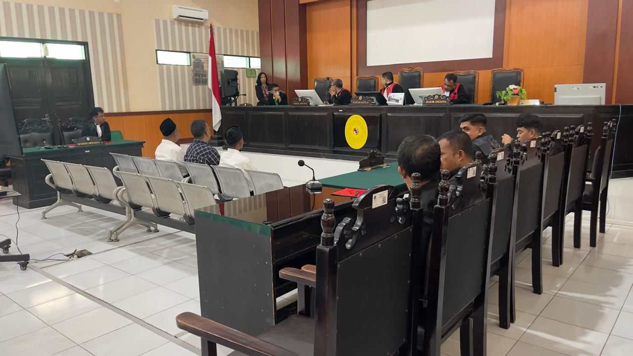 Tiga Terdakwa Dugaan Korupsi Pembangunan Cincin Beton Buton Utara Dituntut 5 dan 7,6 Tahun Penjara