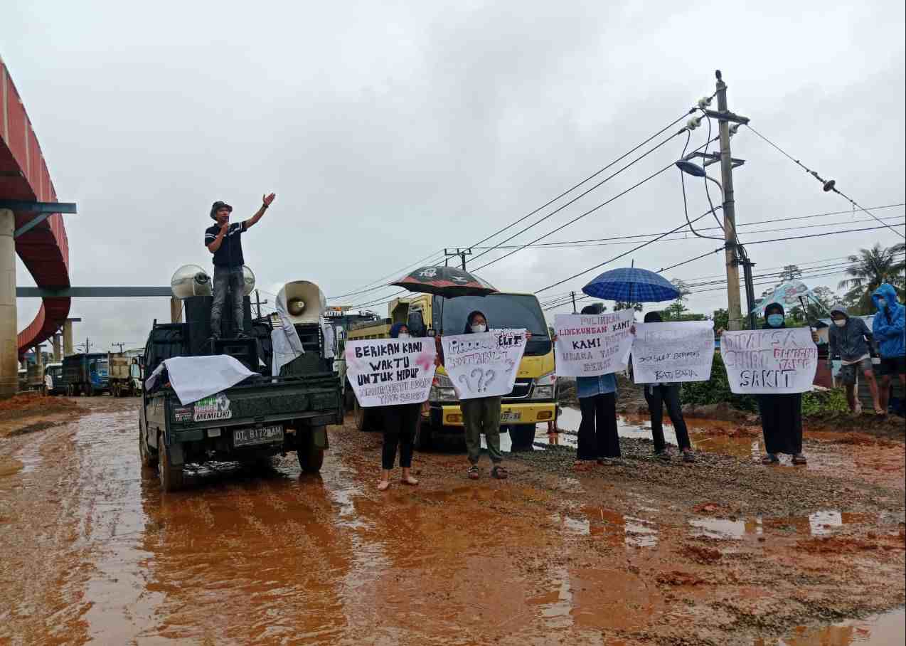 Warga Konawe Tutup Akses Jalan Holing Perusahaan Tambang, Diduga Timbulkan Kerugian dan Penyakit Pernapasan