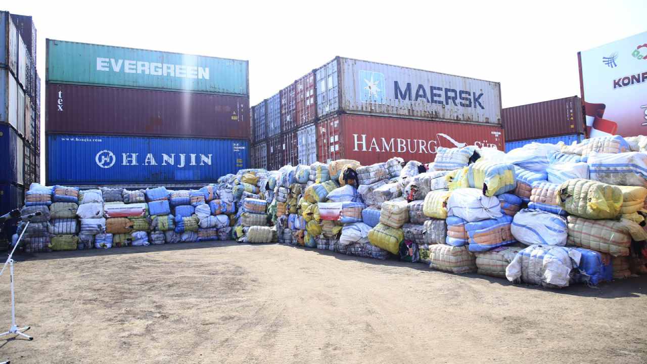 1883 Bal Pakaian Bekas Sitaan Kemendag Dibagikan Gratis untuk Produksi Bensin