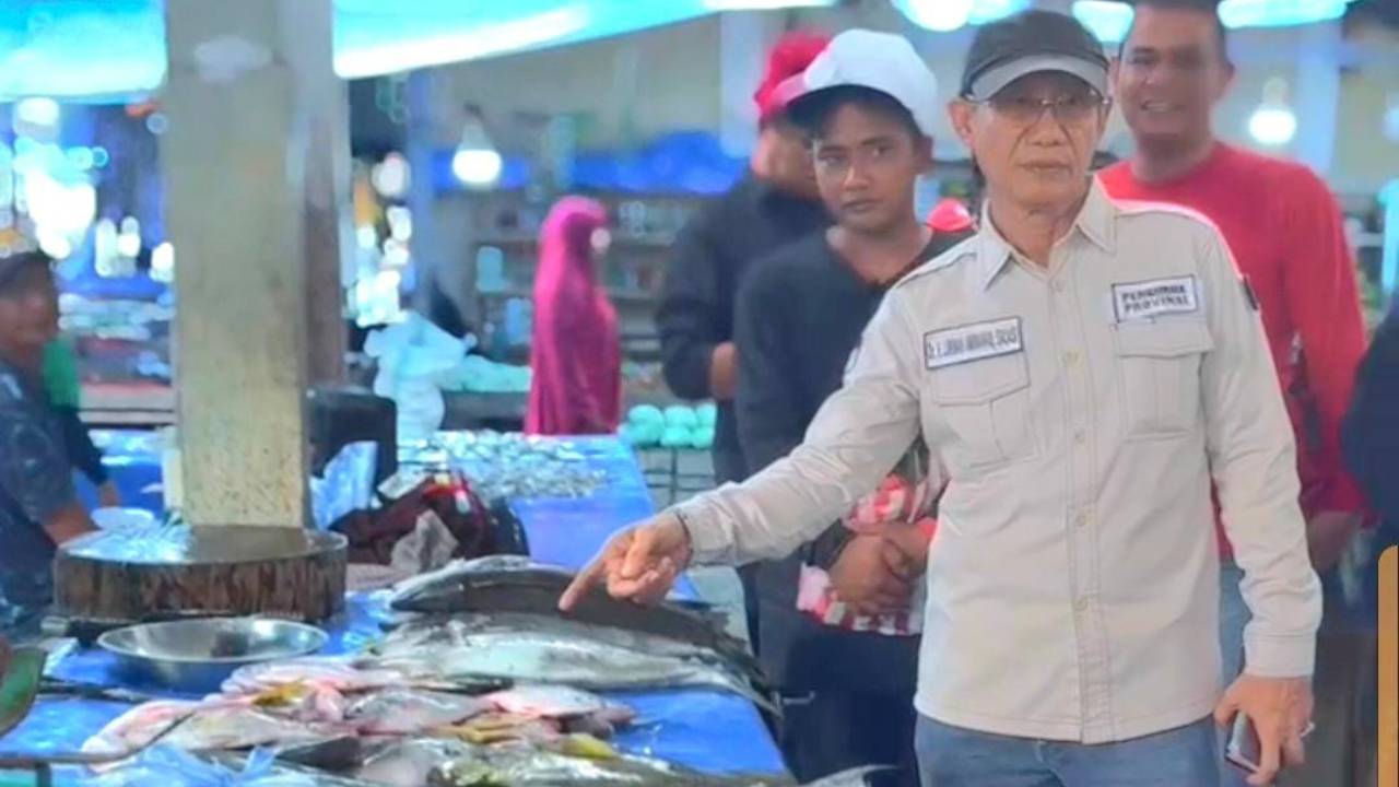 Balon Gubernur Sulawesi Tenggara Lukman Abunawas Sapa Masyarakat di Pasar Lasusua Kolaka Utara