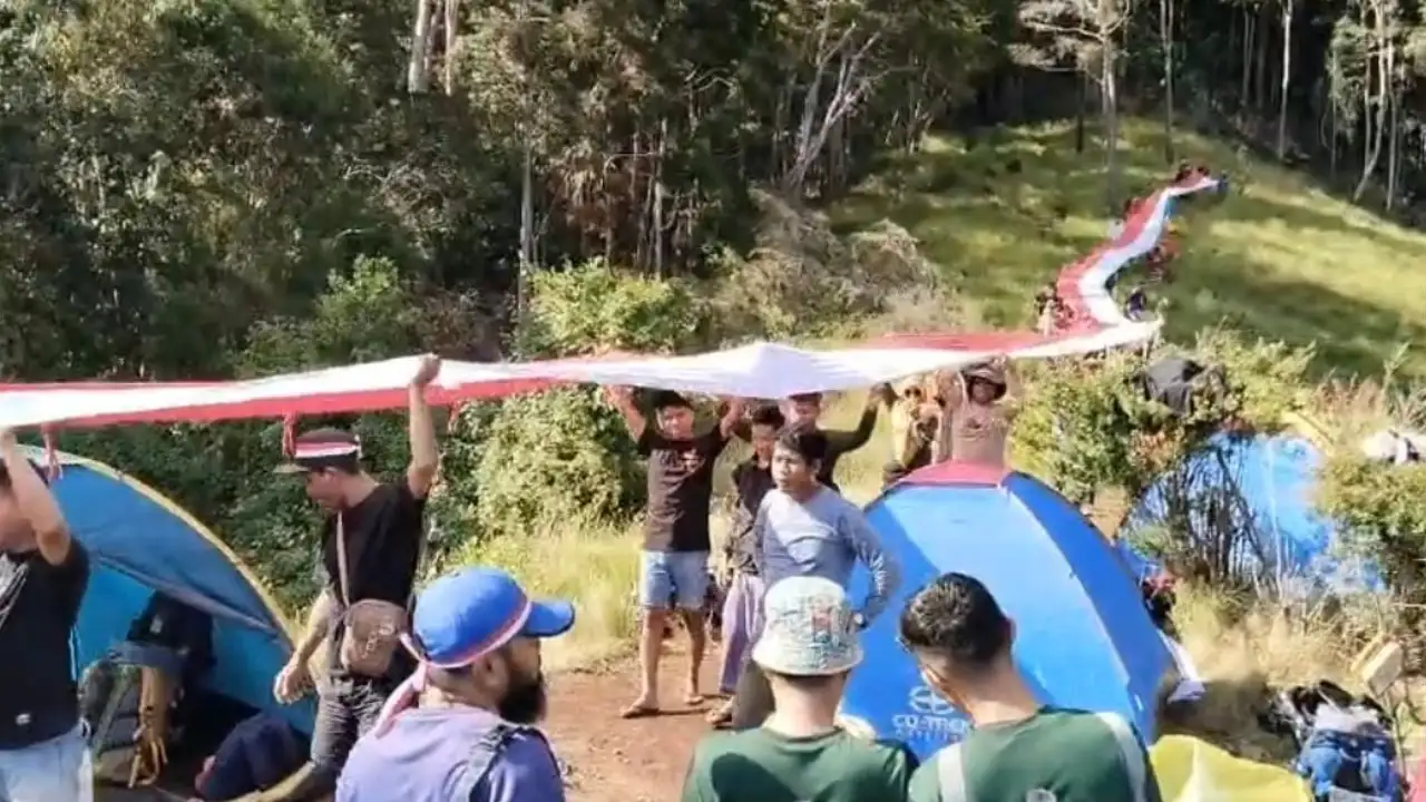 Bendera Merah Putih 79 Meter Dibentang di Puncak Padang Kuku Buton