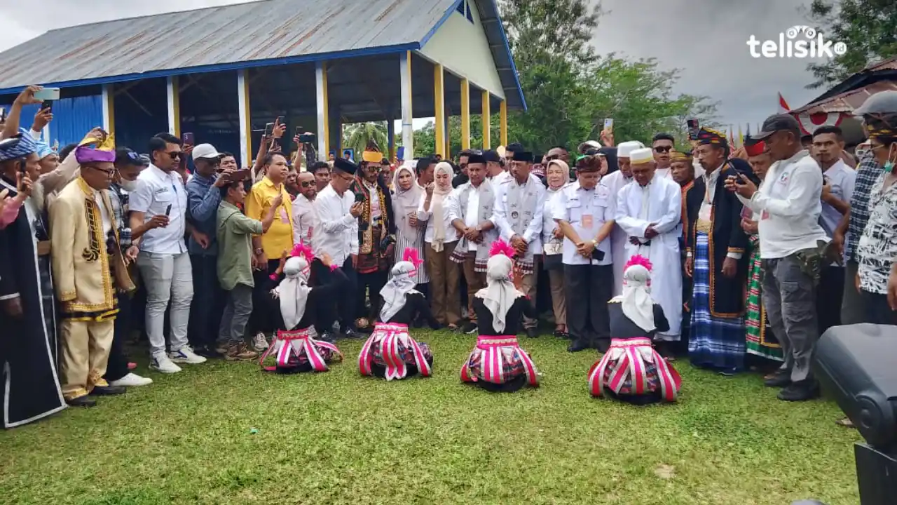 Daftar di KPU, Balon Bupati Muna Barat La Ode Darwin-Ali Basa Jalan Kaki Bersama Pendukung dan Simpatisan