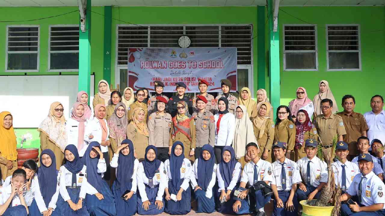 Edukasi Etika Media Sosial, Polwan Polda Sulawesi Tenggara Goes to School