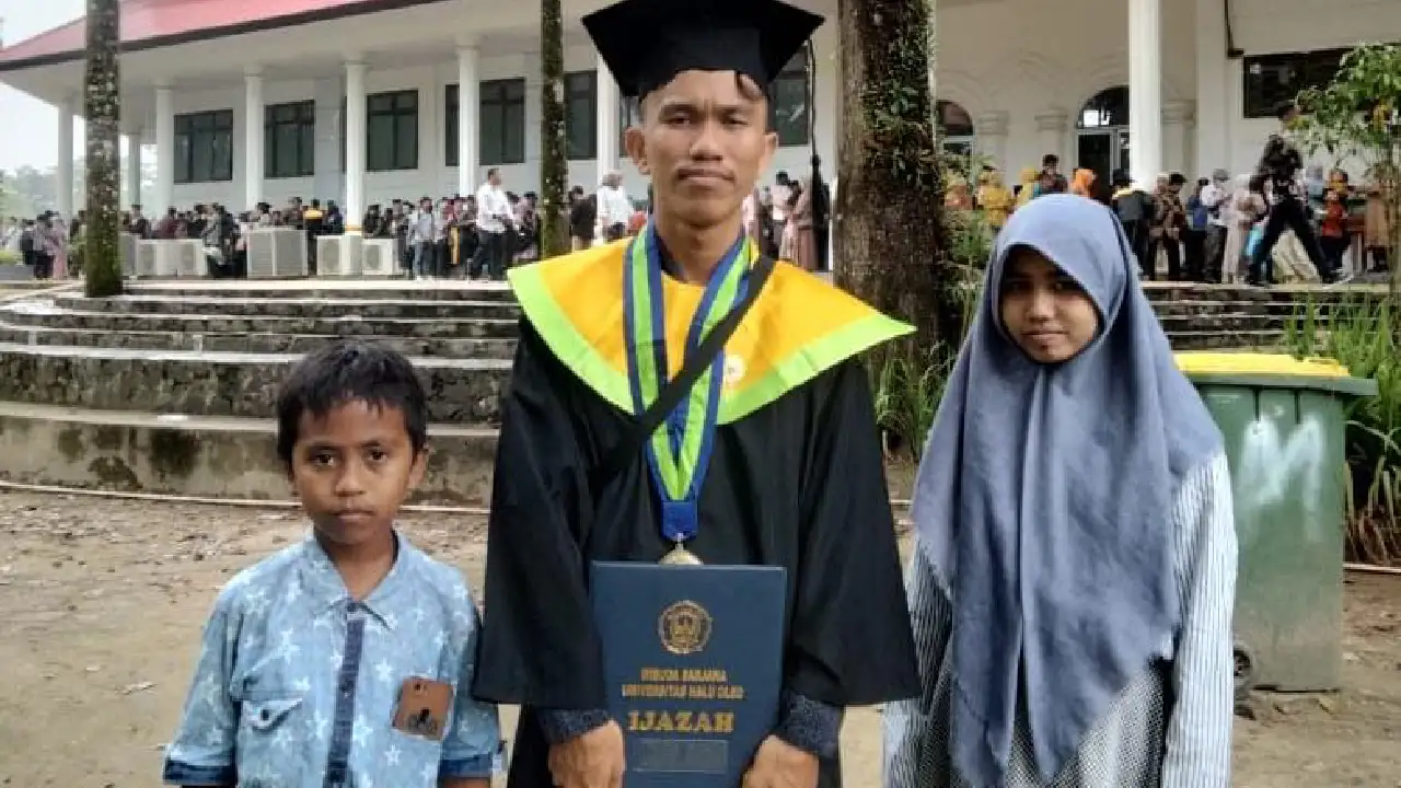 Ibu Sudah Tiada, Ayah Sakit, Wisudawan UHO Ini Hanya Didampingi Adik-Adiknya