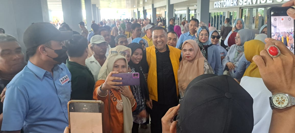 Jemput Kedatangan AJP di Bandara, Ribuan Simpatisan Teriak Wali Kota Kendari 2024