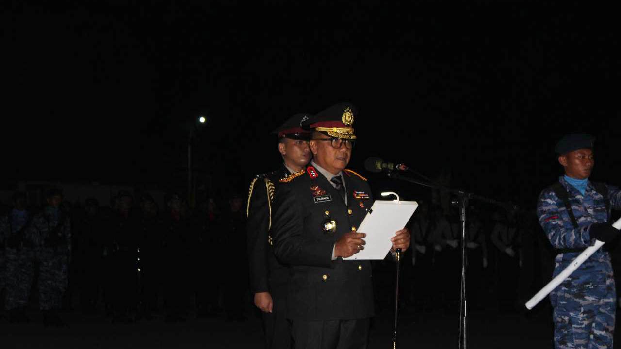 Kapolda Sulawesi Tenggara Pimpin Apel Kehormatan dan Renungan Suci di TMP Watubangga