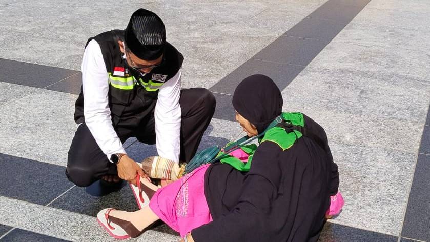 Kisah Sosok Pria Penghuni Langit, Gendong Ibunya untuk Berhaji dengan Berjalan Kaki