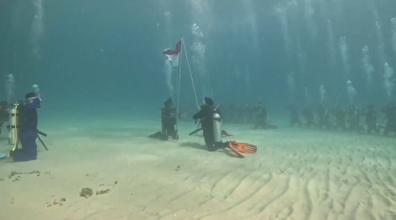Komunitas Scuba Diving dan Ditpolairud Polda Sulawesi Tenggara Kibarkan Merah Putih di Bawah Laut