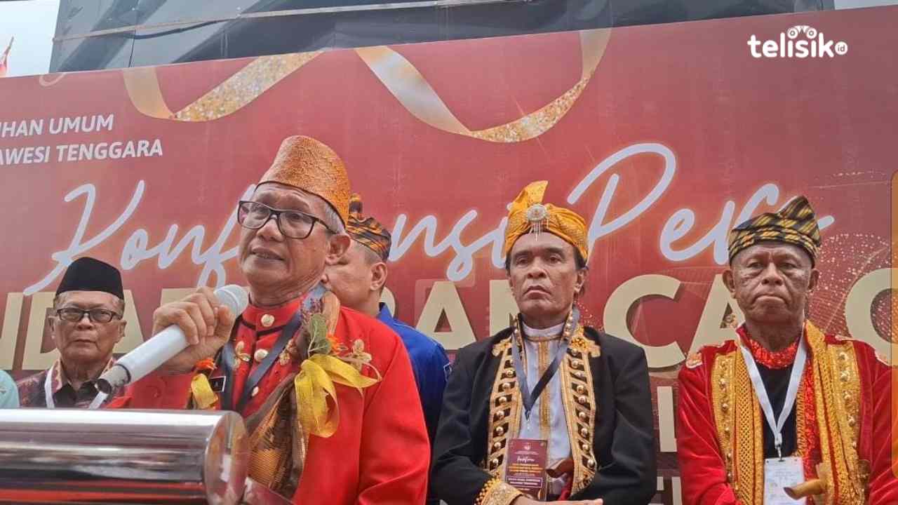 LA-IDA Gunakan Pakaian Adat Tolaki dan Muna Daftar ke KPU Sulawesi Tenggara Dikawal Ribuan Simpatisan