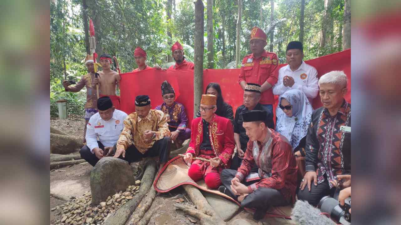 Lukman Abunawas Ziarah ke Makam Sangia Tanah Mekongga