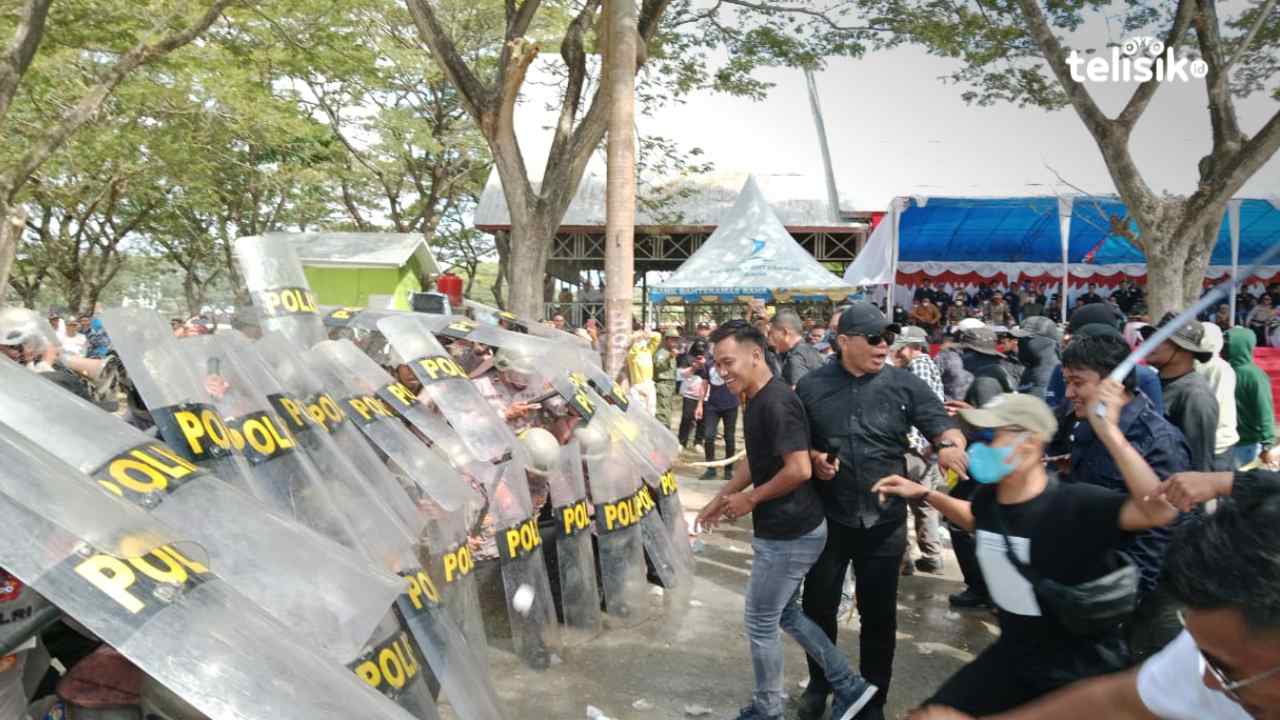 Pendukung Paslon Bupati-Wabup Muna Bentrok dengan Polisi