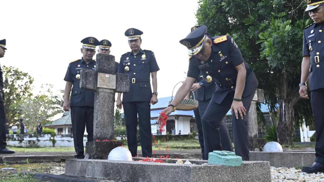 Peringati Hari Pengayoman ke-79, Kanwil Kemenkum HAM Sultra Tabur Bunga di TMP Watubangga