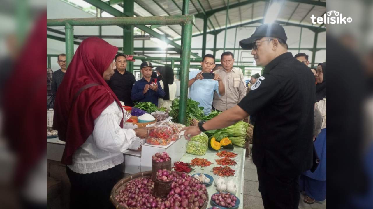 Pj Bupati Buton Selatan Parinringi Pastikan Harga Sembako Stabil di Pasar Rakyat Bandar Batauga