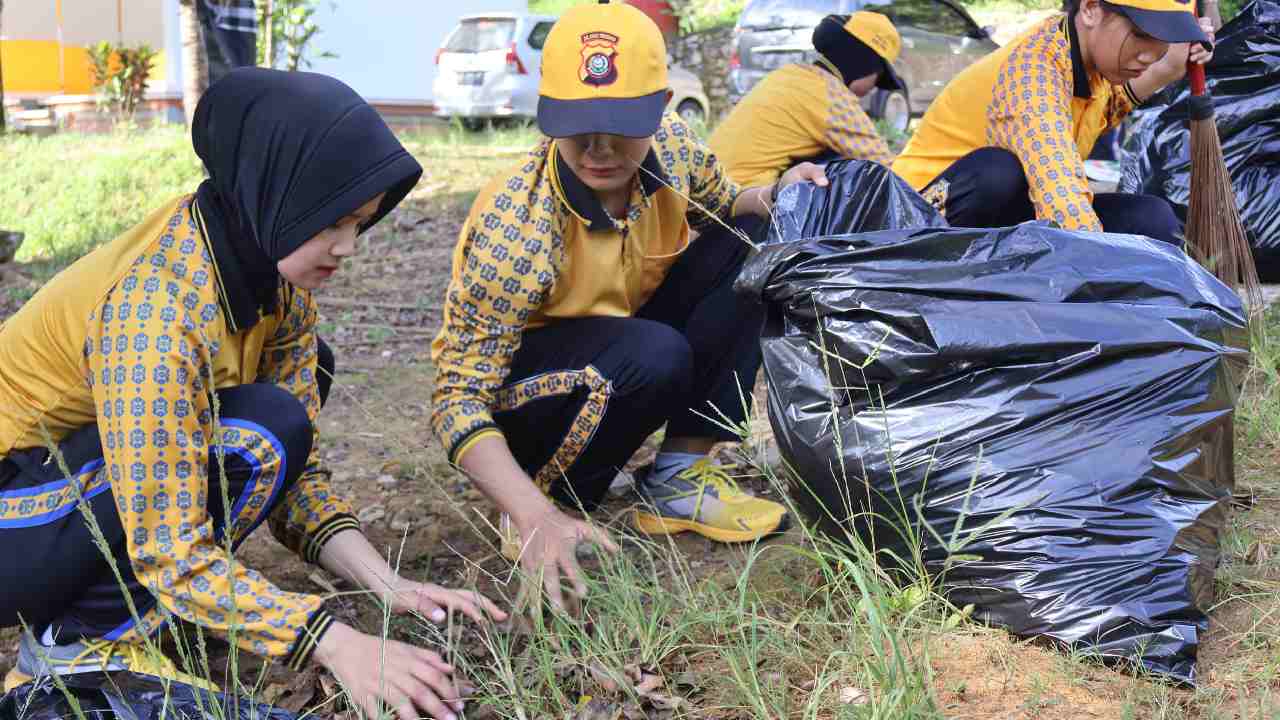 Polwan Polda Sulawesi Tenggara Bersihkan Rumah Ibadah di Kota kendari