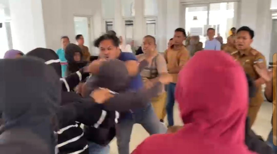 Protes Galian Telkom di Jalan Raya, Pengunjuk Rasa Bentrok dengan Staf DPRD Kota Kendari