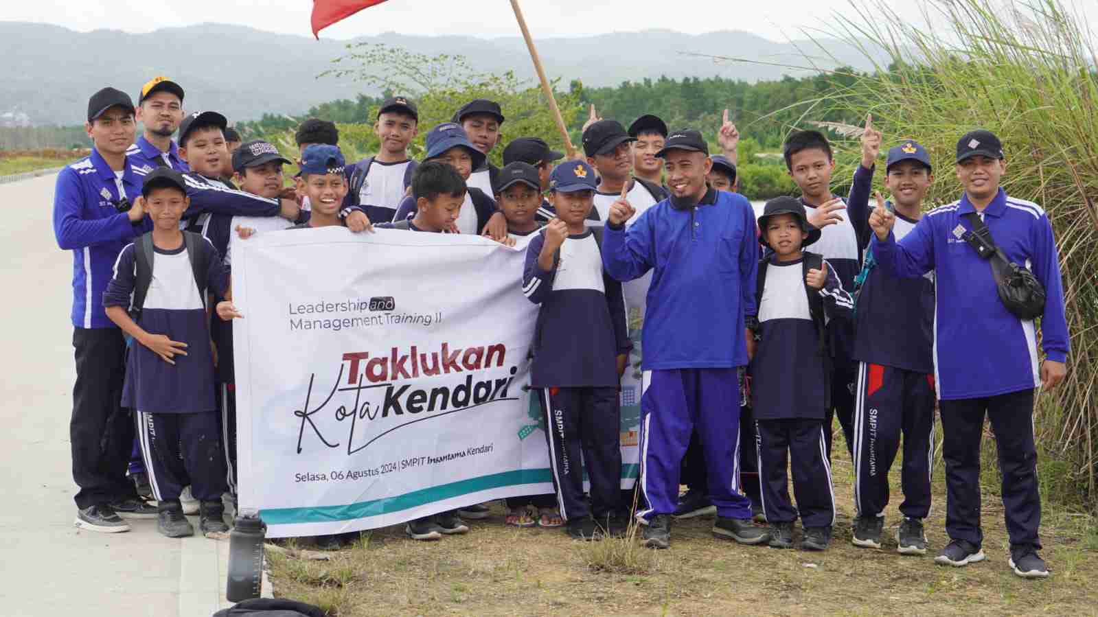 Puluhan Siswa SMP Taklukkan Kendari dengan Jalan Kaki 30 Km