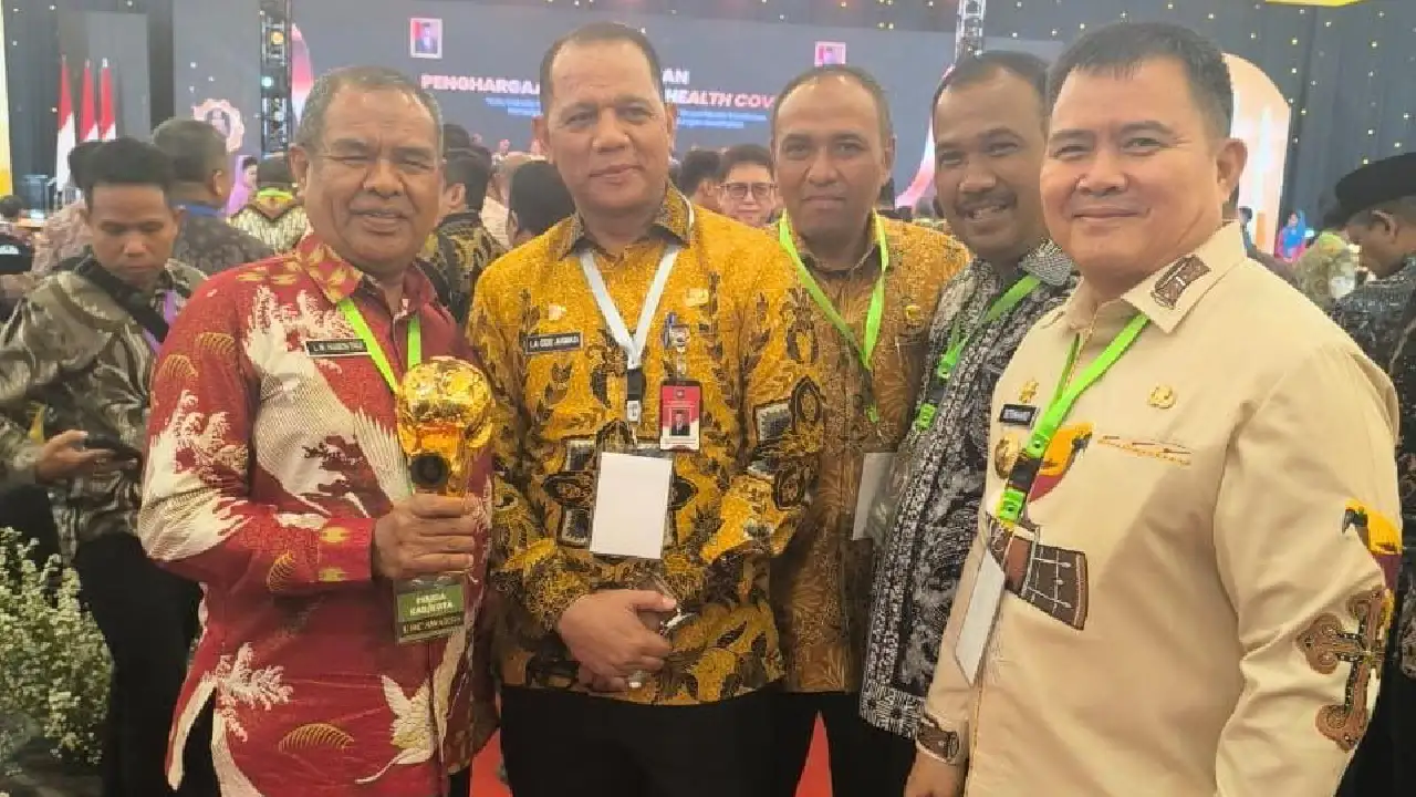 Seluruh Masyarakat Terlindungi BPJS Kesehatan, Pemda Muna Barat Raih Penghargaan UHC Utama