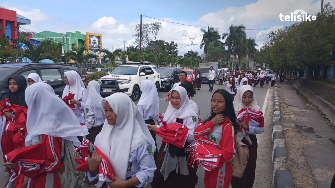 Semarakkan HUT 79 RI, Dikbud Sulawesi Tenggara Bagikan 17 Ribu Bendera Merah Putih