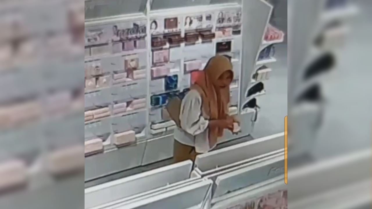 Seorang Wanita Curi Kosmetik di The Park Kendari Terekam CCTV