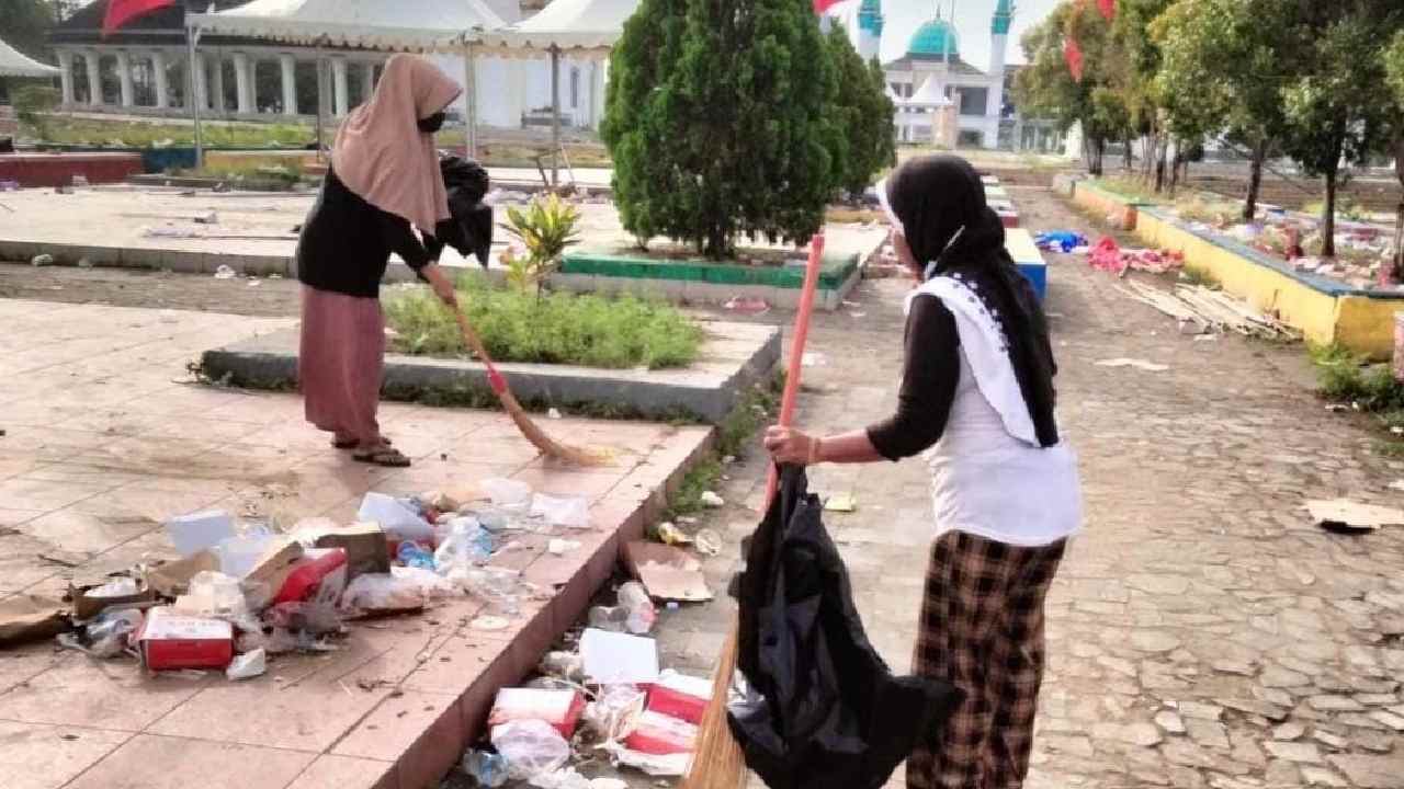 Usai Deklarasi, Tim LA-IDA Langsung Bersihkan Sampah