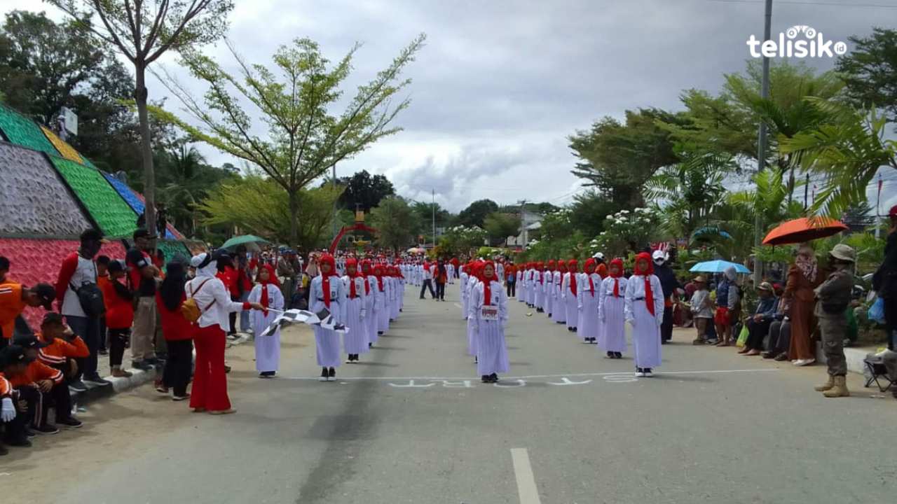 Warga Padati Jalan Utama Kolaka Agar Bisa Lihat Gerak Jalan Indah