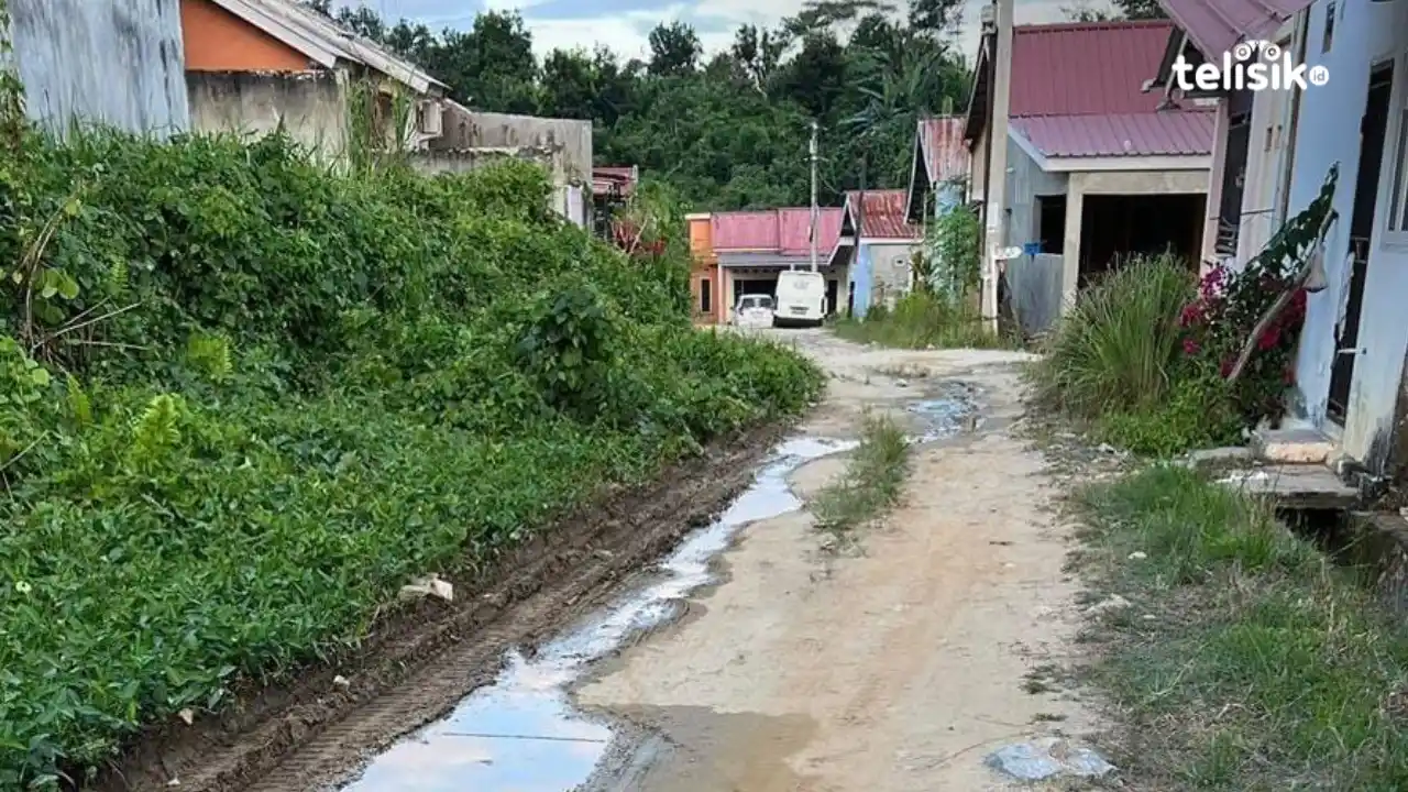 Warga Perumahan Afika Residence Kendari Keluhkan Jalan Rusak Tak Kunjung Diperbaiki