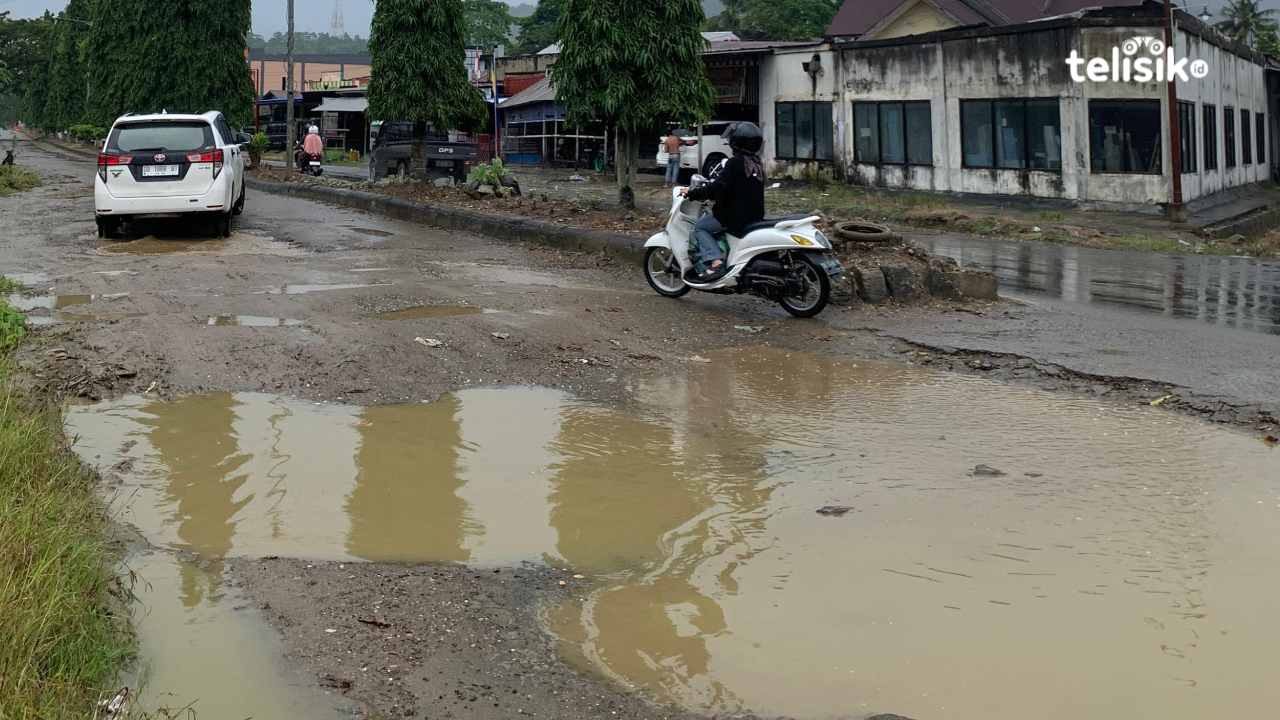 Warga Unaaha Keluhkan Jalan Poros Kolaka-Kendari  Tak Kunjung Diperbaiki