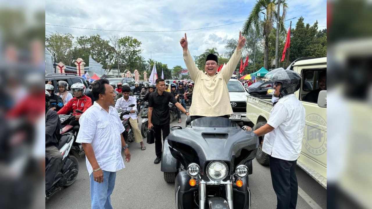 Yudhi Naik Harley Davidson dan Nirna Pakai Mobil Daftar ke KPU Kota Kendari