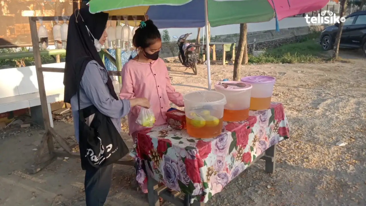 Demi Cita-Cita Jadi Apoteker, Gadis Ini Rela Jual Manisan dan Ikan Hias
