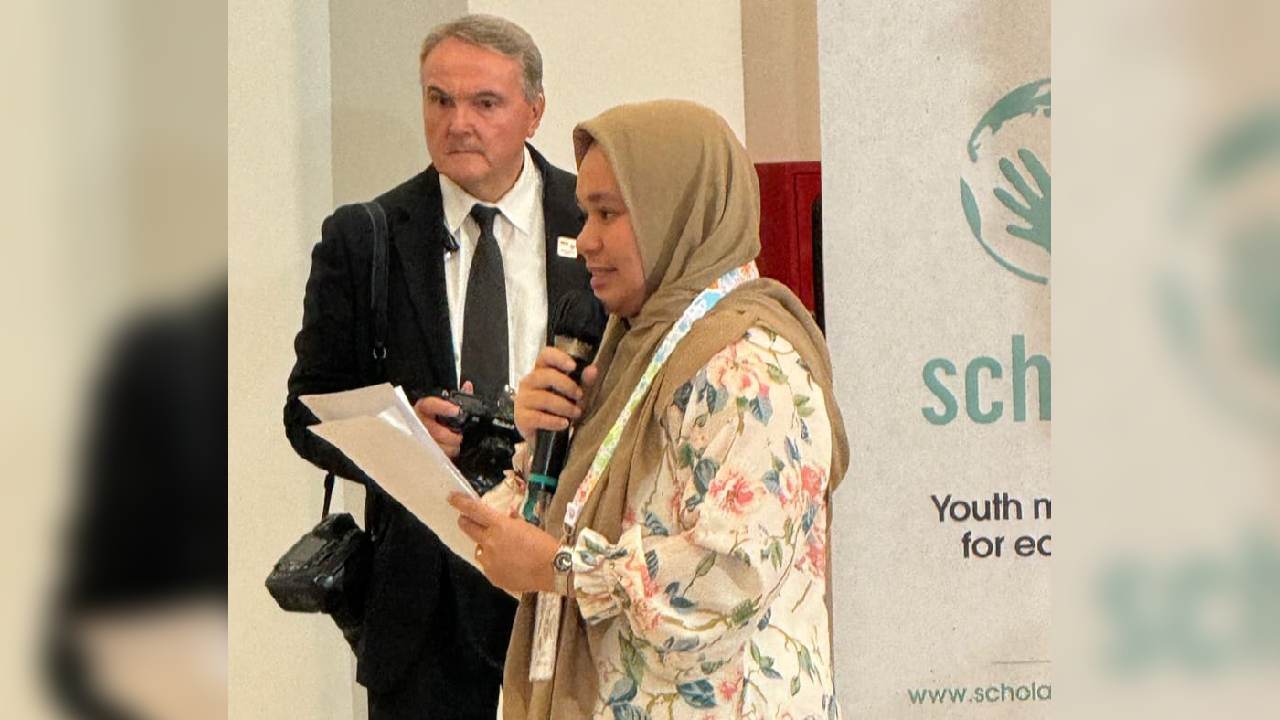 Meneteskan Air Mata di Depan Paus Fransiskus, Anna Nurawalia Mengaku Muslim Sejati