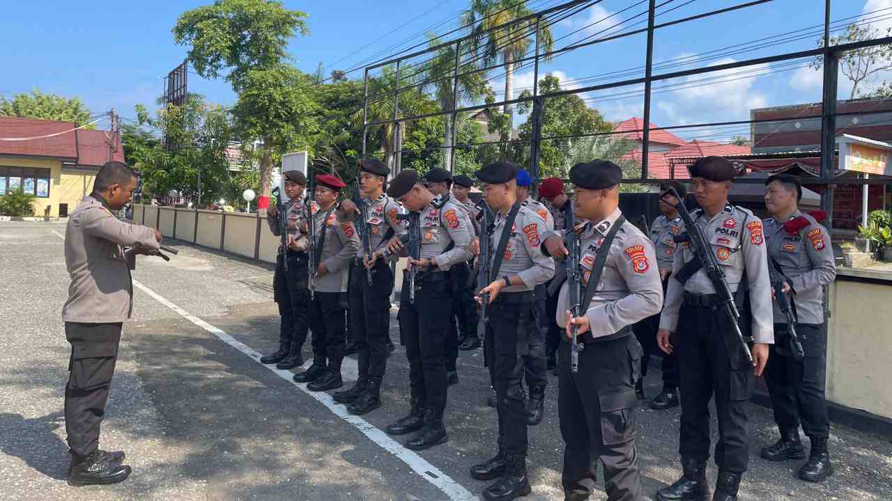 Personel Polres Kolaka Dilatih Gunakan Senjata Api AK 2000 dan Pistol HS-9