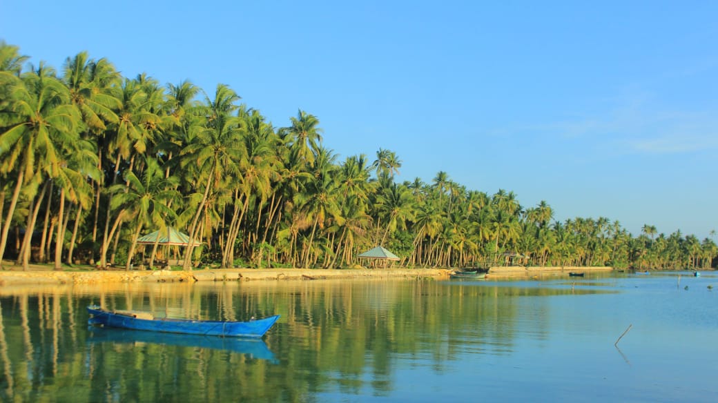 Pesona Pantai Peropa Wakatobi Tawarkan Sunset dan Gugusan Pohon Kelapa