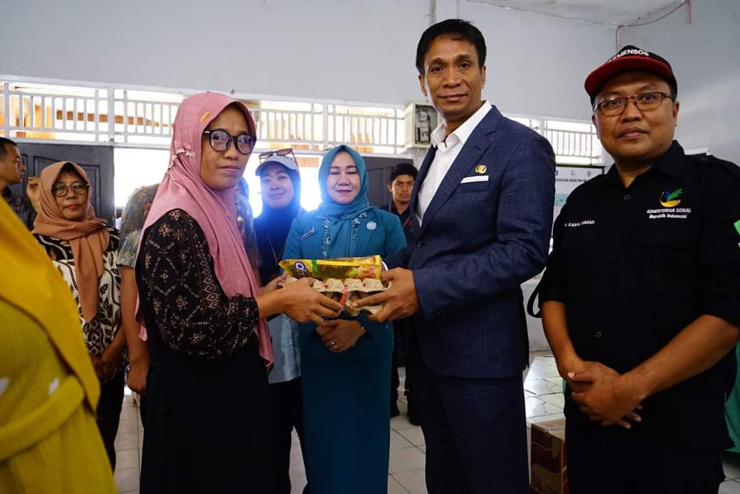 Ratusan Warga Kategori Miskin Ekstrem di Kolaka Utara Terima Bantuan Sembako