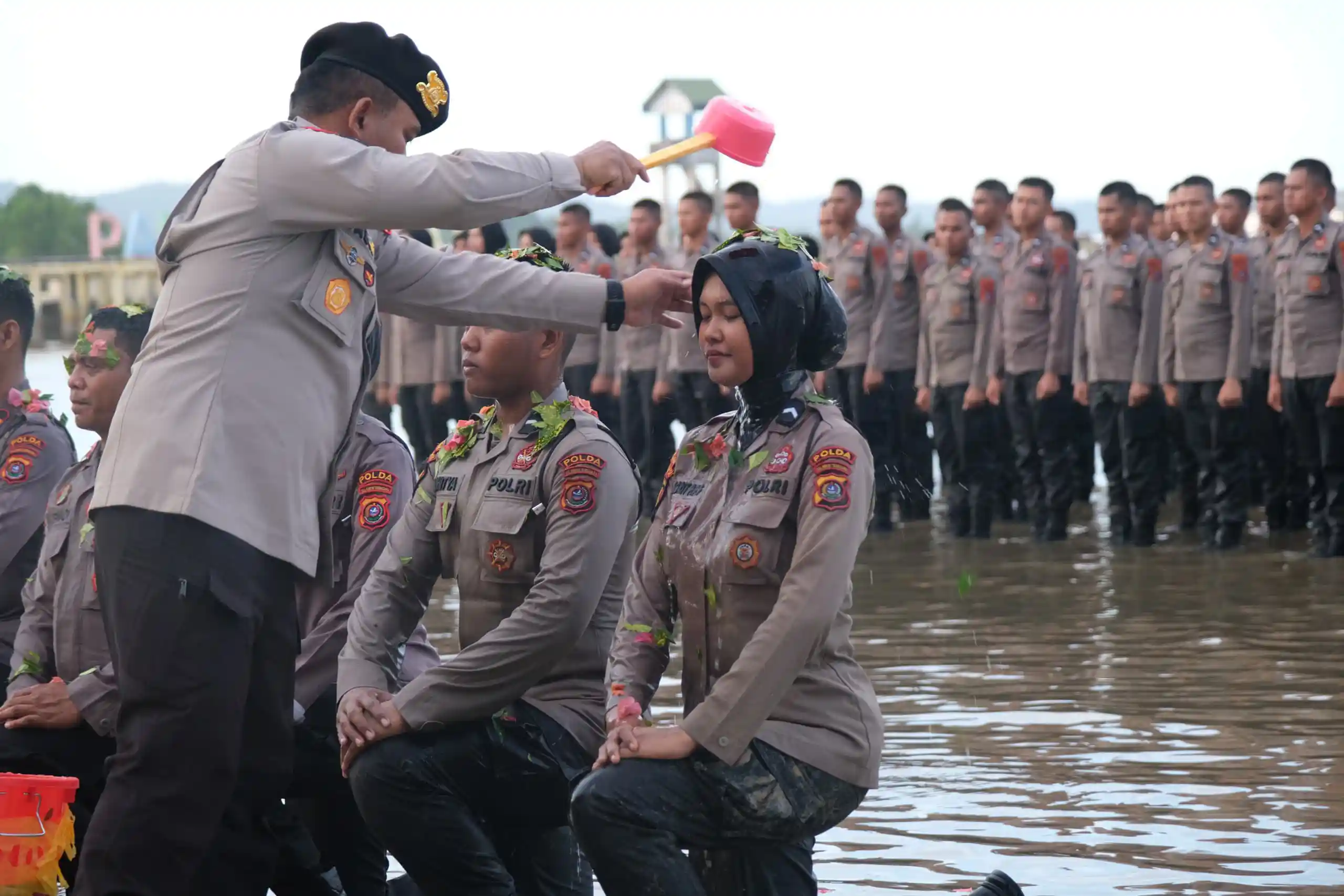 Remaja Akpol dan Bintara Remaja Angkatan 51 Polda Sulawesi Tenggara Jalani Tradisi Pembaretan Perwira SIP